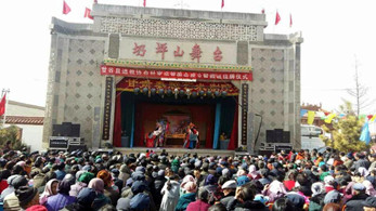 送戲下鄉(xiāng)  群眾得實惠 秦腔拜年  萬人樂翻天——甘肅秦腔藝術劇院甘谷縣八里灣鄉(xiāng)馮坡村演出場面火爆