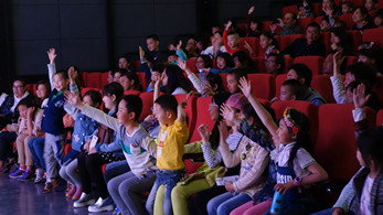 兒童劇《小豬快跑》獻(xiàn)愛(ài)心