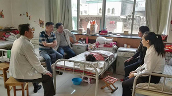 甘肅省京劇院領(lǐng)導(dǎo)班子看望來蘭治療“雙聯(lián)幫扶戶”