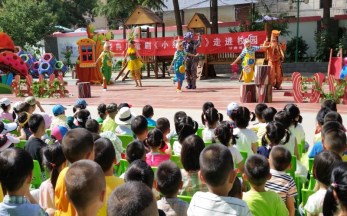 經(jīng)典兒童劇《小豬快跑》走進(jìn)校園