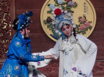 東風(fēng)劇院演出傳統(tǒng)京劇《斷橋》、《連升店》、《小商河》