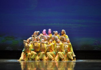 國家藝術(shù)基金資助項(xiàng)目舞蹈《月牙泉》在惠民演出中深受觀眾歡迎