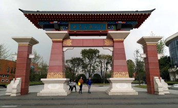 中國經(jīng)典舞劇《絲路花雨》走進校園——西南民族大學學子領略滿滿敦煌絲路情