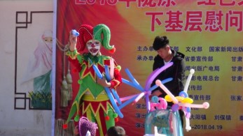 甘肅省雜技團(tuán)赴張家川縣胡川鎮(zhèn)、川王鎮(zhèn)、大陽鎮(zhèn)、劉保鎮(zhèn)、秦安鄉(xiāng)、木河鄉(xiāng)等村鎮(zhèn)開展2018年“我們的中國夢(mèng)”——文化進(jìn)萬家暨隴原“紅色文藝輕騎兵”文化惠民演出活動(dòng)