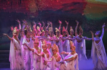 教育部、文化和旅游部、財(cái)政部高雅藝術(shù)進(jìn)校園——中國(guó)經(jīng)典舞劇《絲路花雨》西安站演出完美收官