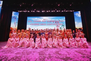 教育部、文化和旅游部、財政部高雅藝術(shù)進校園——中國經(jīng)典舞劇《絲路花雨》重慶站演出圓滿落幕