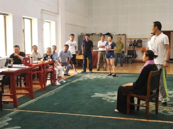 甘肅省文化廳副廳長(zhǎng)楊建仁慰問(wèn)現(xiàn)代京劇《盤(pán)龍嶺》劇組全體演職人員