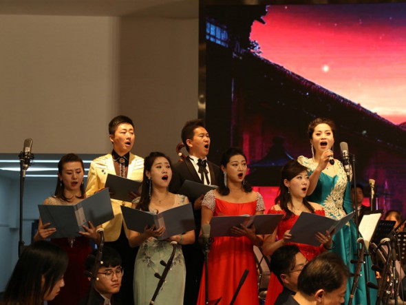 甘肅省慶?！靶轮袊闪?0周年”精品劇目展演——中外影視經(jīng)典民族交響音樂會《歲月留聲》于蘭州理工大學(xué)精彩上演