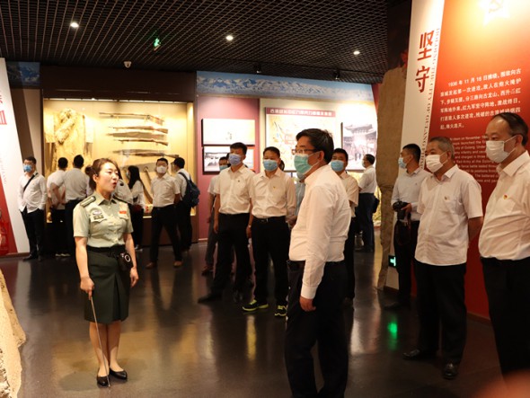 “ 傳承紅色基因，學(xué)習(xí)時(shí)代楷模，講好中國(guó)故事”——甘肅演藝集團(tuán)機(jī)關(guān)黨支部聯(lián)合演出公司、舞美中心黨支部赴古浪開展主題黨日活動(dòng)