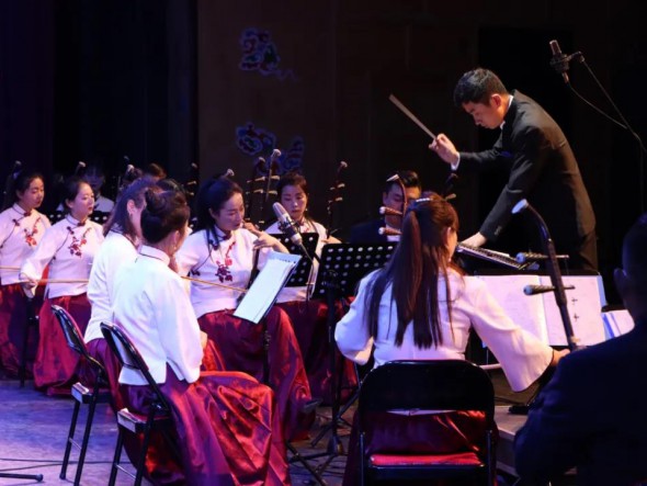 雙節(jié)吉慶賀盛世　華美樂(lè)章繞羚城——中外影視經(jīng)典民族交響音樂(lè)會(huì)《歲月留聲》在甘南合作奏響