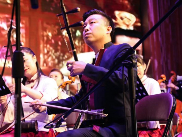 歡聲笑語(yǔ)迎佳節(jié) 傳統(tǒng)民樂(lè)奏新篇——中外影視經(jīng)典民族交響音樂(lè)會(huì)《歲月留聲》在甘南震撼上演