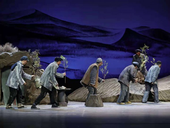 “舞臺(tái)上的八步沙，燈光下的六老漢” 話劇《八步沙》首演獲得一致好評(píng)