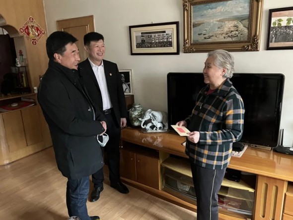 甘肅演藝集團(tuán)黨委委員、副總經(jīng)理張國偉一行赴演出公司開展“新春送溫暖”走訪慰問活動