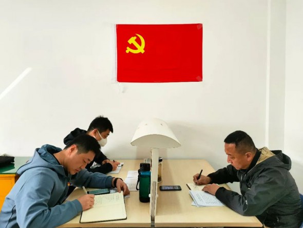 弘揚(yáng)勞模精神，用青春力量點(diǎn)燃?jí)粝?，匠心鑄就輝煌未來