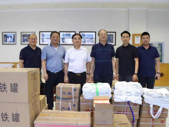 夏日送清涼　關愛暖人心——省總工會為甘肅演藝集團歌舞劇院送來防暑降溫慰問品