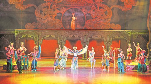 【暢享絲路 遇見敦煌——喜迎第六屆絲綢之路（敦煌）國際文化博覽會】“活化”呈現(xiàn)壁畫里的樂舞盛景——洞窟式沉浸體驗劇《樂動敦煌》探析